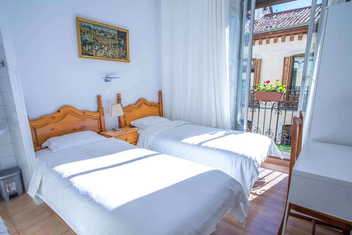 Quarto casal ou duplo básico, 1 quarto, sacada, vista para a cidade | Roupas de cama premium, roupa de cama