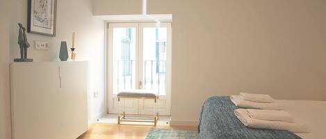 1 habitación, tabla de planchar con plancha, internet y ropa de cama