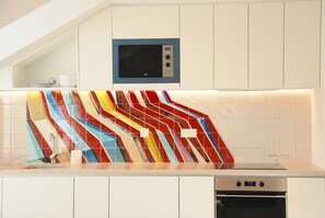 Wasserkocher mit Kaffee-/Teezubehör, Kühlschrank, Mikrowelle, Ofen