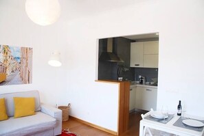 Living area - Sunny studio with a city view (Lisboa)