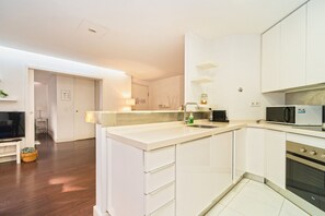 Geladeira, micro-ondas, fogão, cooktop