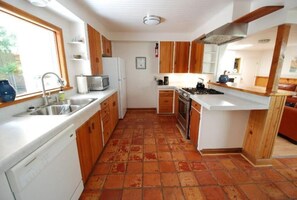 Refrigerador, placa de cocina, lavavajillas, cafetera/tetera