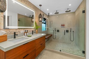Bruser, hårtørrer, bidet, håndklæder