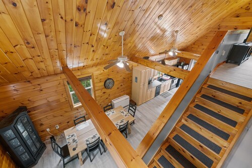 Renovated Alexandria NH jacuzzi house~firepit! gameroom! dog friendly! fenced