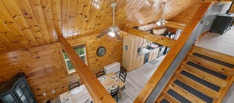 Renovated Alexandria NH jacuzzi house~firepit! gameroom! dog friendly! fenced