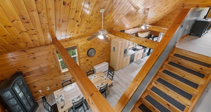 Renovated Alexandria NH jacuzzi house~firepit! gameroom! dog friendly! fenced