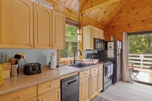 Fridge, microwave, oven, stovetop - Renovated Alexandria NH jacuzzi house~firepit! gameroom! dog friendly! fenced (Alexandria)