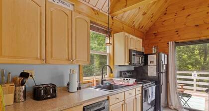 Renovated Alexandria NH jacuzzi house~firepit! gameroom! dog friendly! fenced