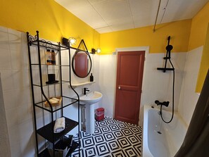 Haartrockner, Handtücher, Seife, Shampoo
