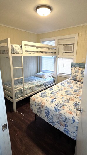 1 bedroom, free WiFi, bed sheets, wheelchair access - All Aboard! DB #2--1 BR Cottage with Living Room, Walk to the Beach, Dogs OK! (Port Aransas)