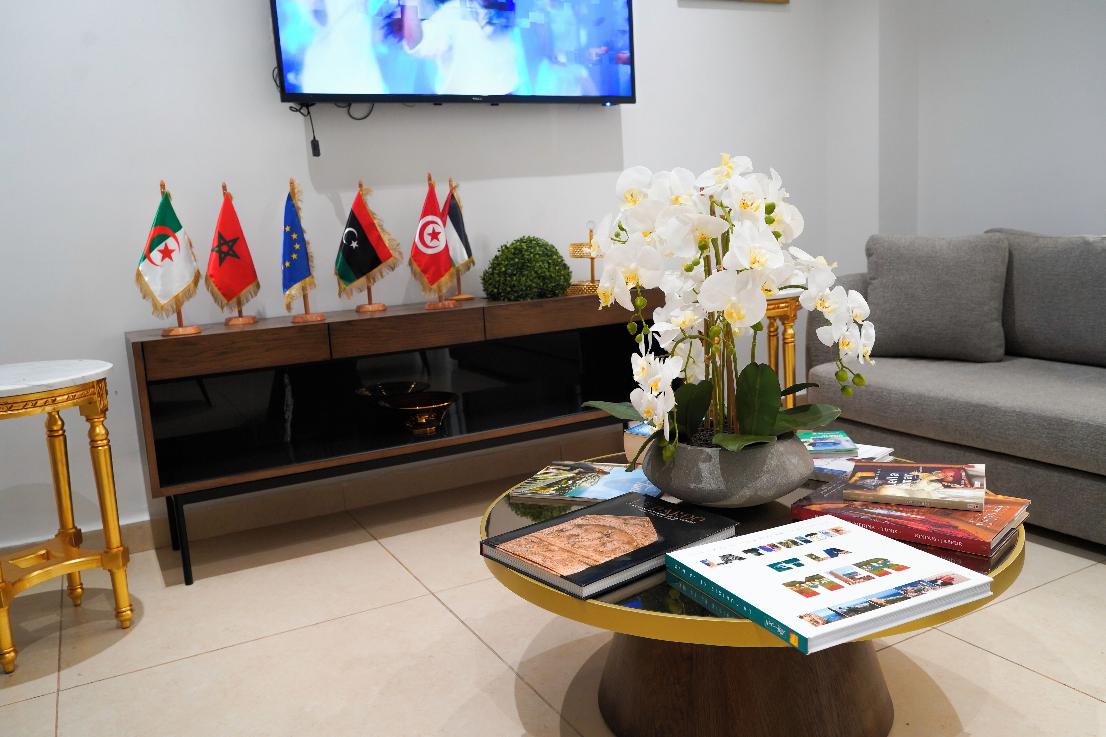 TV LED 32-inch có truyền hình vệ tinh 