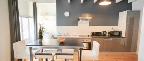 Réfrigérateur, four à micro-ondes, un four, surface de cuisson