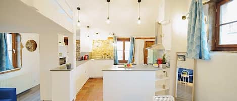 Réfrigérateur, micro-ondes, four, plaque de cuisson