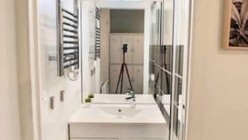 Shower, hair dryer, towels