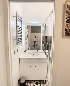 Shower, hair dryer, towels - Le Jean Macé-Charmant 2 pers- universités (Lyon)