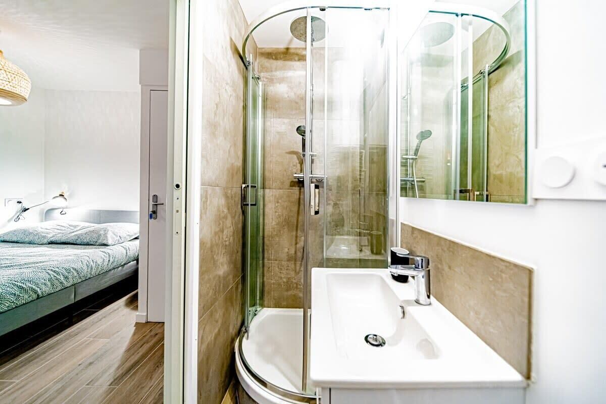 Regadera, secadora de cabello, toallas 