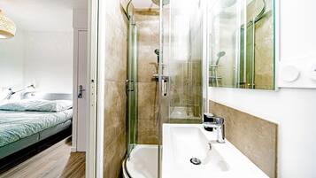 Regadera, secadora de cabello, toallas