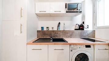 Refrigerador, microondas, lavavajillas y cafetera y tetera