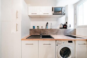 Refrigerador, microondas, lavavajillas y cafetera y tetera 