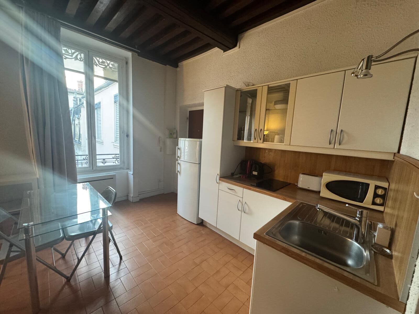 Geladeira, micro-ondas, cafeteira/chaleira