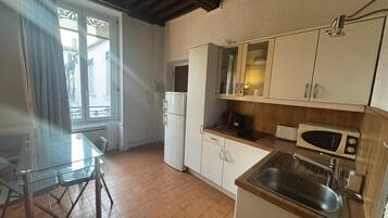 Geladeira, micro-ondas, cafeteira/chaleira