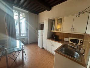 Refrigerador, microondas y cafetera y tetera 