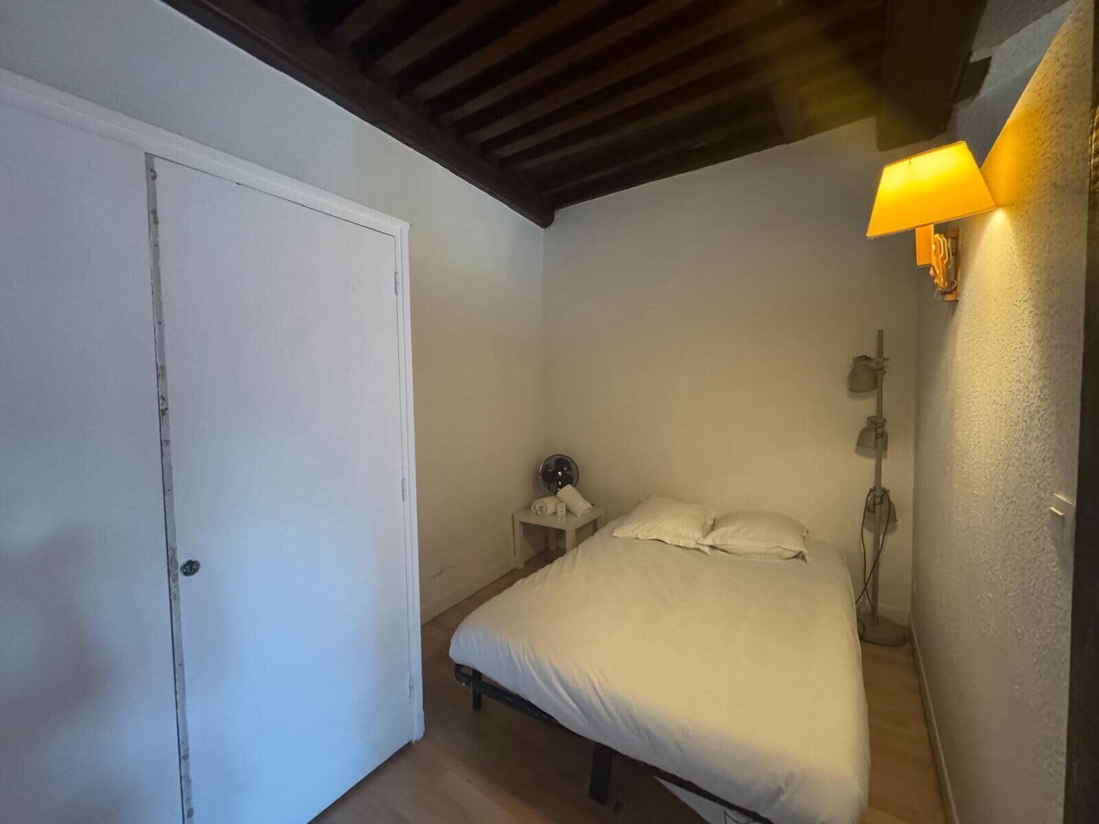 1 habitación, tabla de planchar con plancha y ropa de cama 