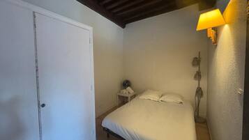 1 habitación, tabla de planchar con plancha y ropa de cama