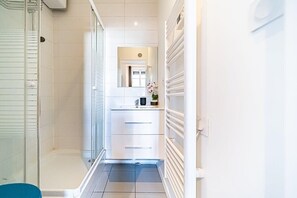 Douche, séchoir à cheveux, serviettes fournies