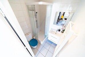 Een douche, een haardroger, handdoeken