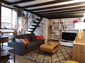 TV - Authentic Loft with Mezzanine & Exposed Stones – Heart of Lyon (Lyon)