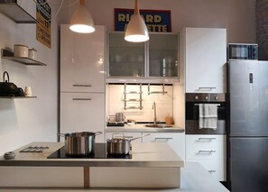 Fridge, oven, stovetop, dishwasher