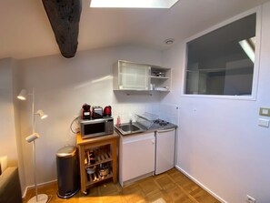 Fridge, microwave, stovetop, coffee/tea maker - Lovely studio in the 9th arrondissement, near the quays. (Lyon)