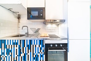 Fridge, microwave, stovetop, coffee/tea maker