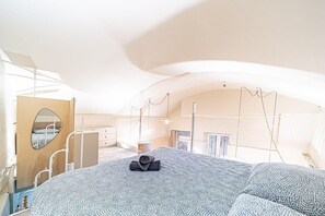 1 bedroom, iron/ironing board, bed sheets - Le petit Chazette – Quiet apartment on the slopes of Croix-Rousse (Lyon)