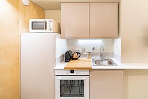 Fridge, microwave, oven, stovetop - Le petit Chazette – Quiet apartment on the slopes of Croix-Rousse (Lyon)