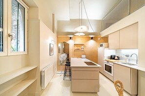 Fridge, microwave, oven, stovetop - Le petit Chazette – Quiet apartment on the slopes of Croix-Rousse (Lyon)
