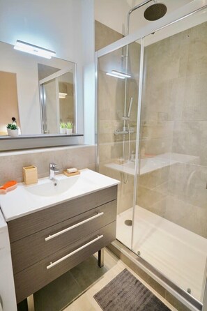 Shower, hair dryer, towels
