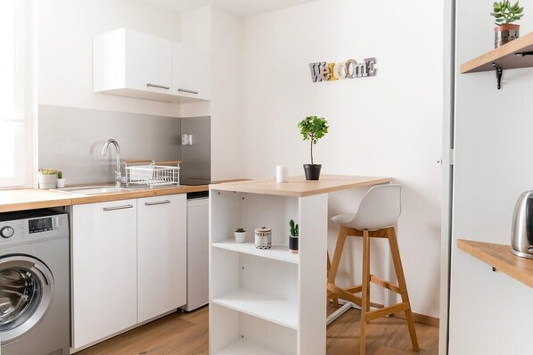 Réfrigérateur, four à micro-ondes, surface de cuisson, cafetière-théière