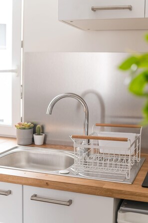 Fridge, microwave, stovetop, coffee/tea maker - Cozy and Elegant Studio – Bellecombe District, Lyon 6th (Lyon)