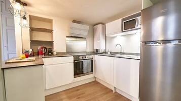 Refrigerador, microondas, horno y parrilla de estufa