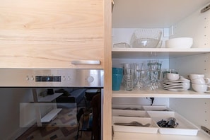 Frigorífico, microondas, horno y placa de cocina