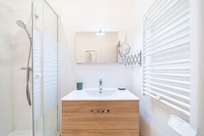Shower, hair dryer, towels