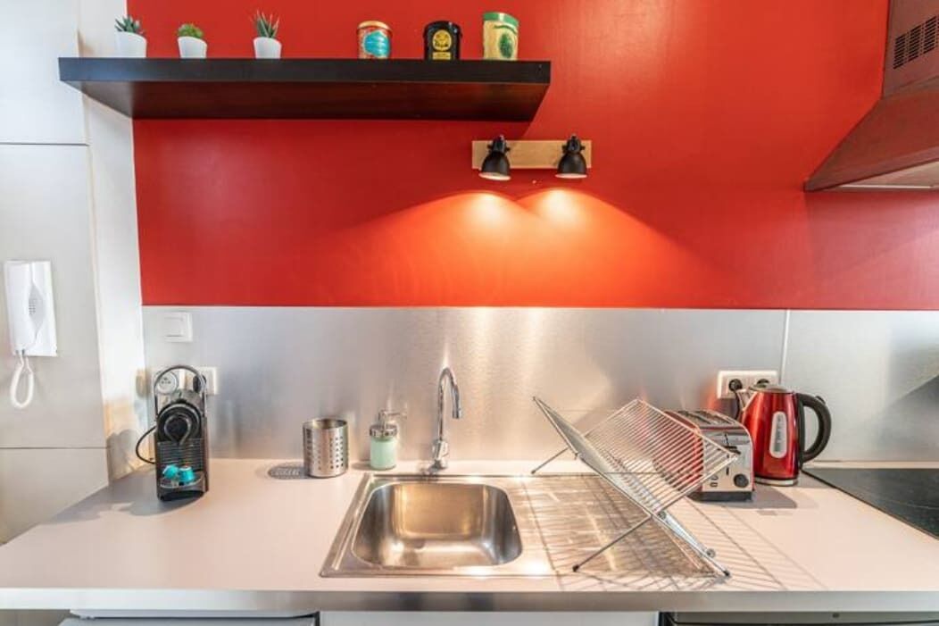 Een koelkast, een magnetron, een oven, een kookplaat