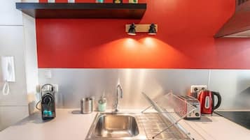 Een koelkast, een magnetron, een oven, een kookplaat