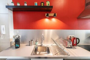 Fridge, microwave, oven, stovetop - ✨ Quiet & central duplex apartment – ​​Wifi, near Rhône & Parc Blandan (Lyon)