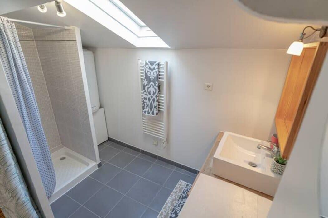 Douche, sèche-cheveux, serviettes fournies