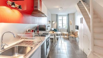 Een koelkast, een magnetron, een oven, een kookplaat