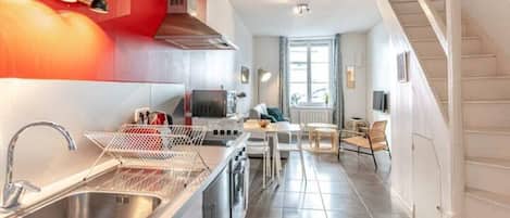 Réfrigérateur, micro-ondes, four, plaque de cuisson