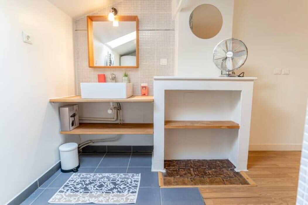 Chuveiro, secador de cabelo, toalhas de banho 